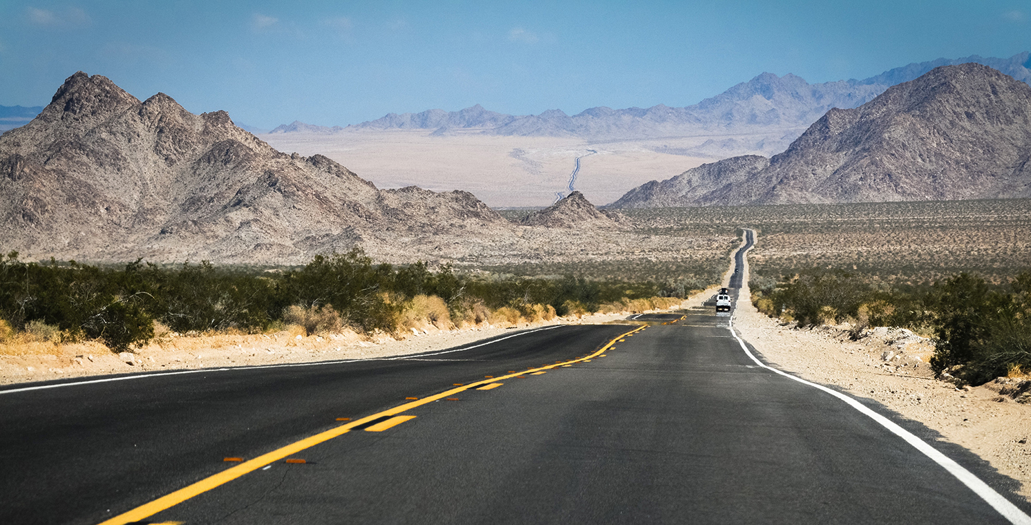 Straße in einer Wüste